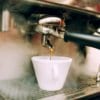 מכונת אספרסו תעשייתית מוזגת קפה