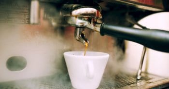 מכונת אספרסו תעשייתית מוזגת קפה