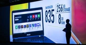 מנכ"ל אסוס מציג את המחשבים המחוברים בוועידה של קוואלקום