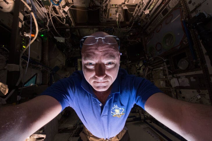 האסטרונאוט סקוט קלי בתחנת החלל הבינלאומית