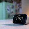 שעון מעורר חכם Lenovo Smart Clock Essential על שולחן
