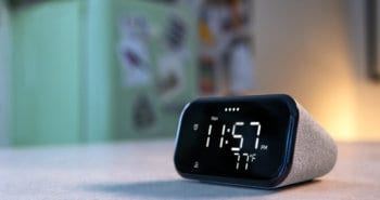 שעון מעורר חכם Lenovo Smart Clock Essential על שולחן