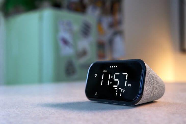 שעון מעורר חכם Lenovo Smart Clock Essential על שולחן