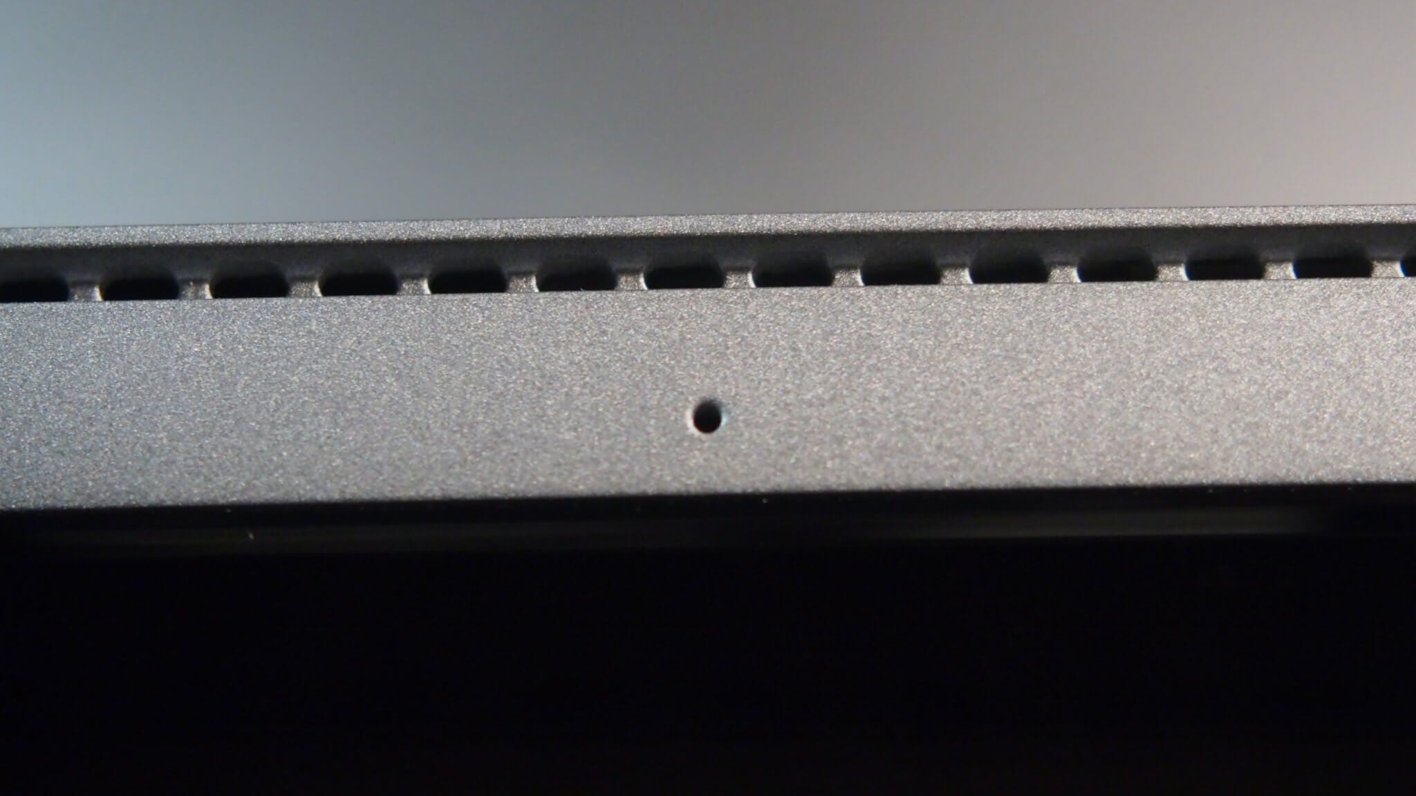 חורי קידוח ב-המסך של Latitude 7210 2-in-1