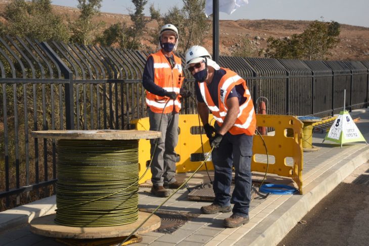 עובדי בזק פורסים סיבים במטולה