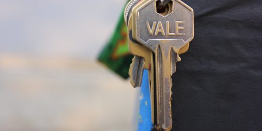 close up photography of keys