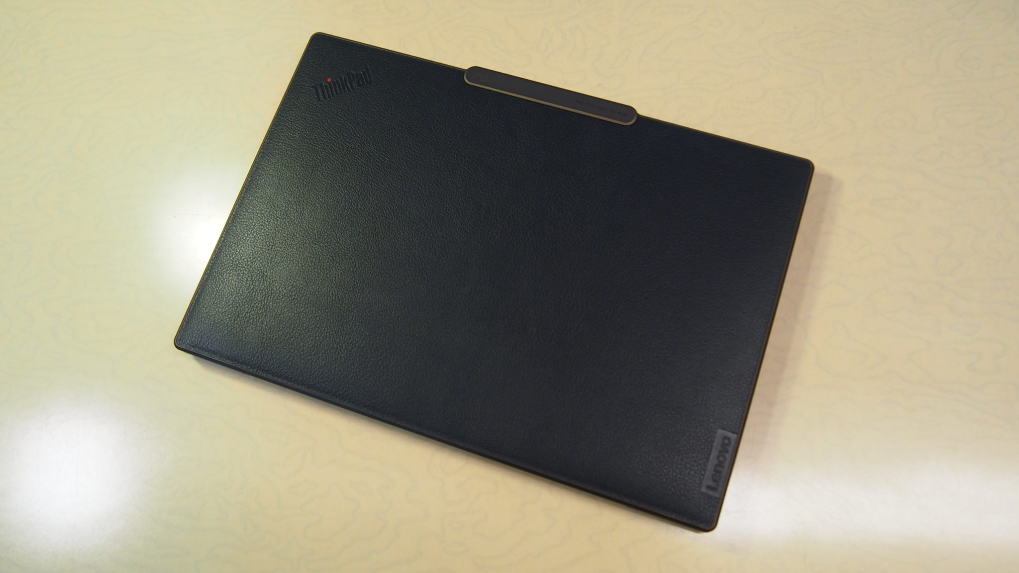 ThinkPad Z13 מהחזית