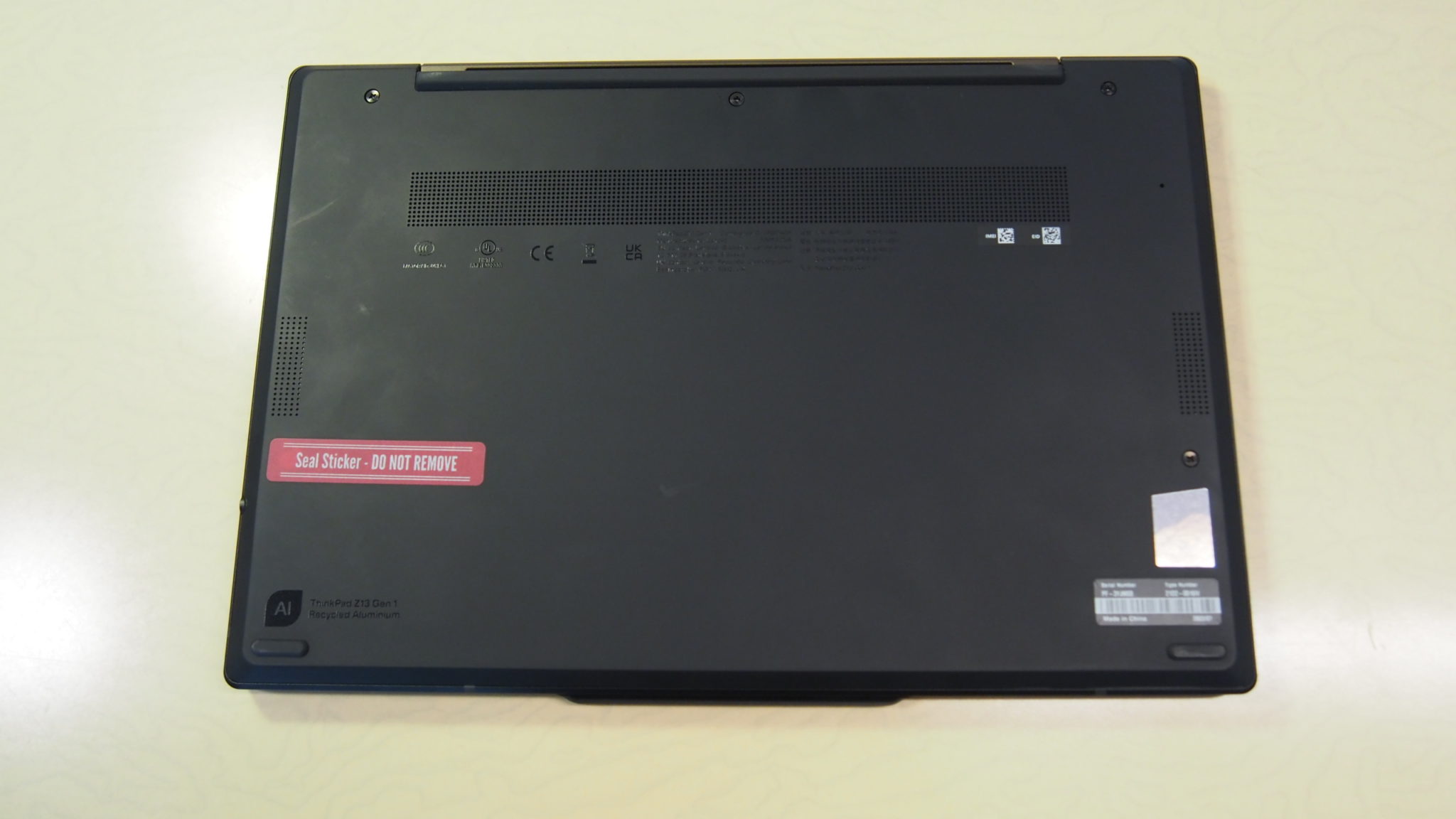 ThinkPad Z13 מהגב